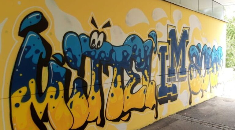 Graffiti Wand, Durchgang - außen