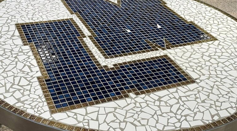 Gefliester Rundtisch in der Aula